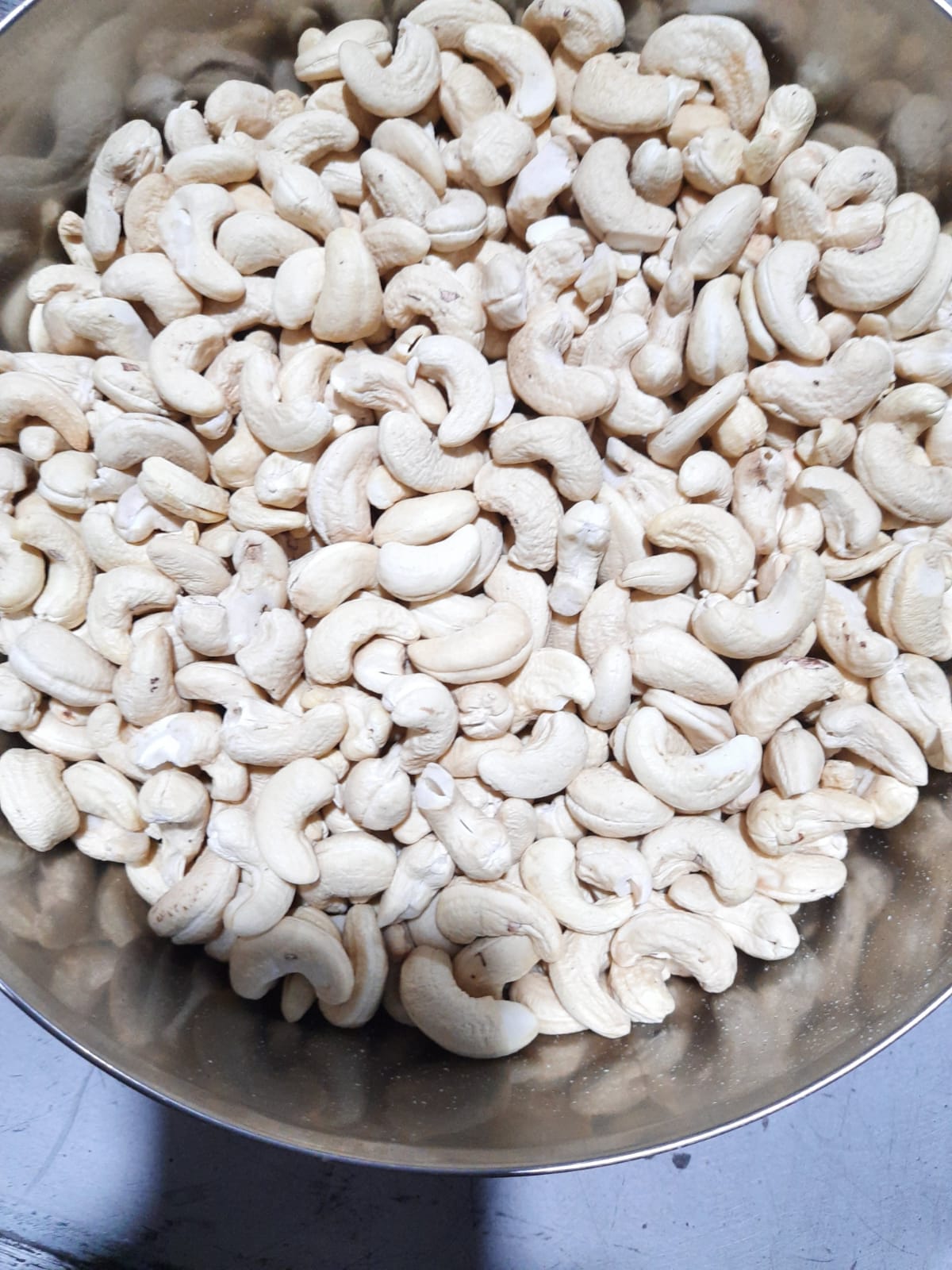 W320 WHOLE CASHEW KARNEL